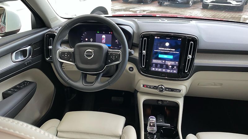 Volvo XC40 PLUS BRIGHT, B4 FWD, 145+10 kW - fotka 13 z 39