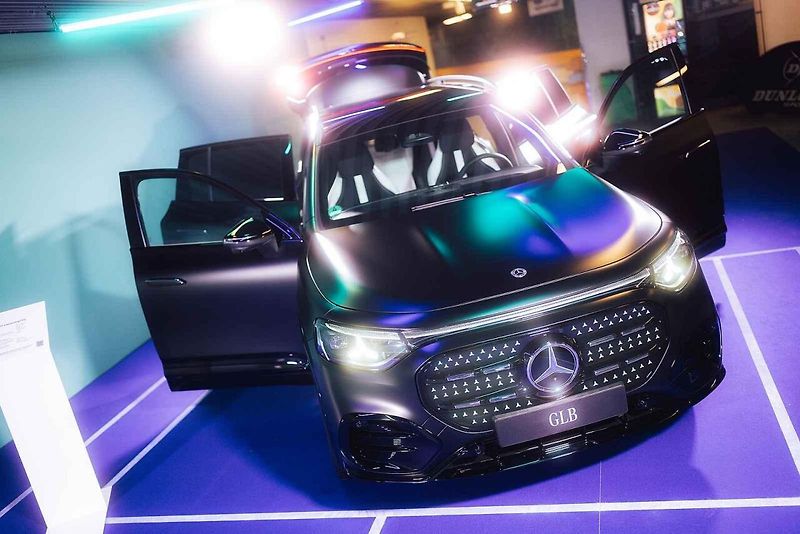 Mercedes-Benz letos odstartoval novou éru jako globální partner ženského tenisu (WTA). Své ambice v tomto sportu nyní potvrzuje i v České republice, kde v rámci ostravského turnaje představuje dvě klíčové novinky: novou generaci modelů GLB a GLC.