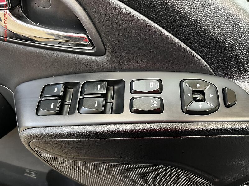 Hyundai ix35 (2011) 2.0CRDi 4x4, ČR, Xenon, AC - fotka 12 z 15
