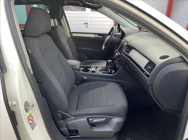 Volkswagen Touareg 3,0 TDI V6 4motion / záruka - fotka 20 z 47
