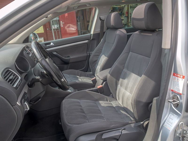Volkswagen Golf (2010) 1.6TDI 77KW DSG – PO ROZVODECH - fotka 16 z 48