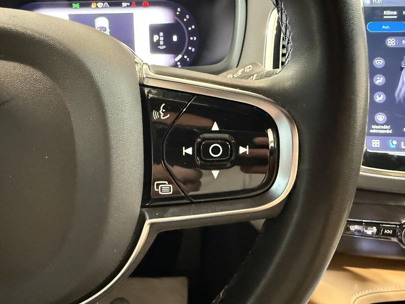 Volvo XC90 B5 AWD diesel Plus Bright Auto - fotka 12 z 22