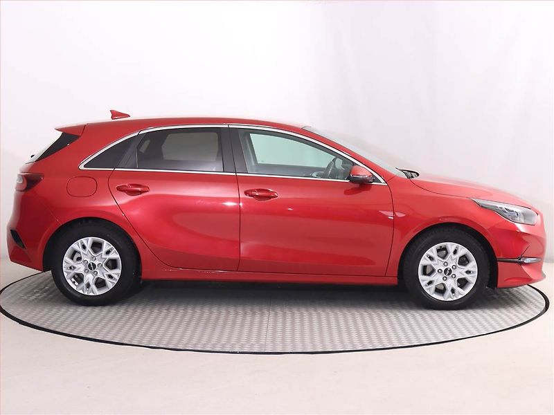 Kia Ceed (2022) 1.0 T-GDI, Serv.kniha - fotka 6 z 18