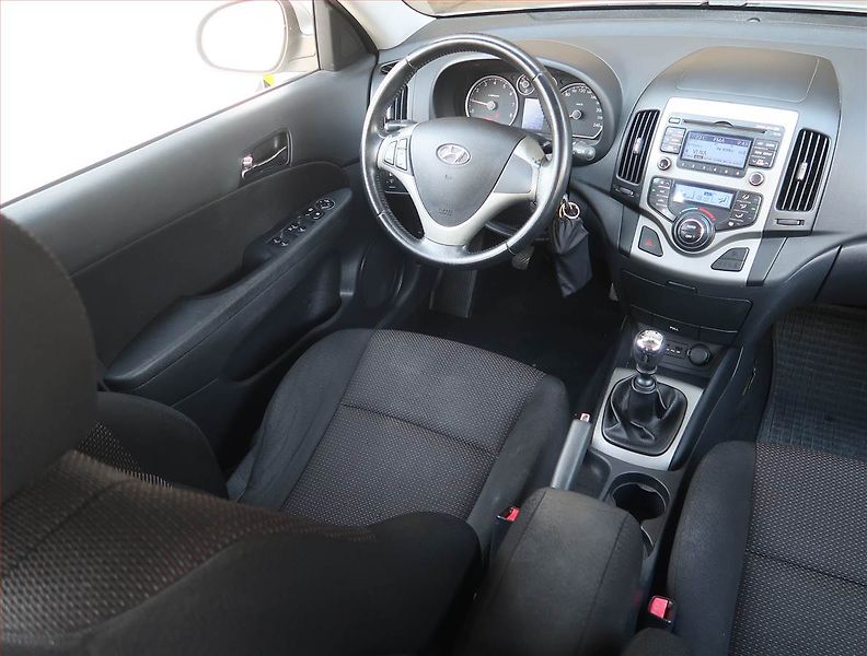 Hyundai i30 (2009) 1.4 CVVT - fotka 7 z 16