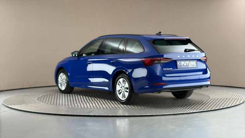 Škoda Octavia 2.0 TDI DSG Ambition Combi - fotka 2 z 24
