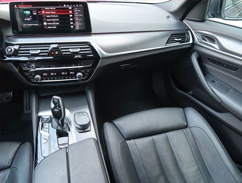 BMW Řada 5 (2020) M Sport 530d xDrive - fotka 8 z 14
