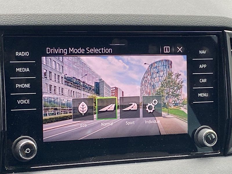 Škoda Karoq (2025) 1.5 TSI DSG Sportline - fotka 21 z 45