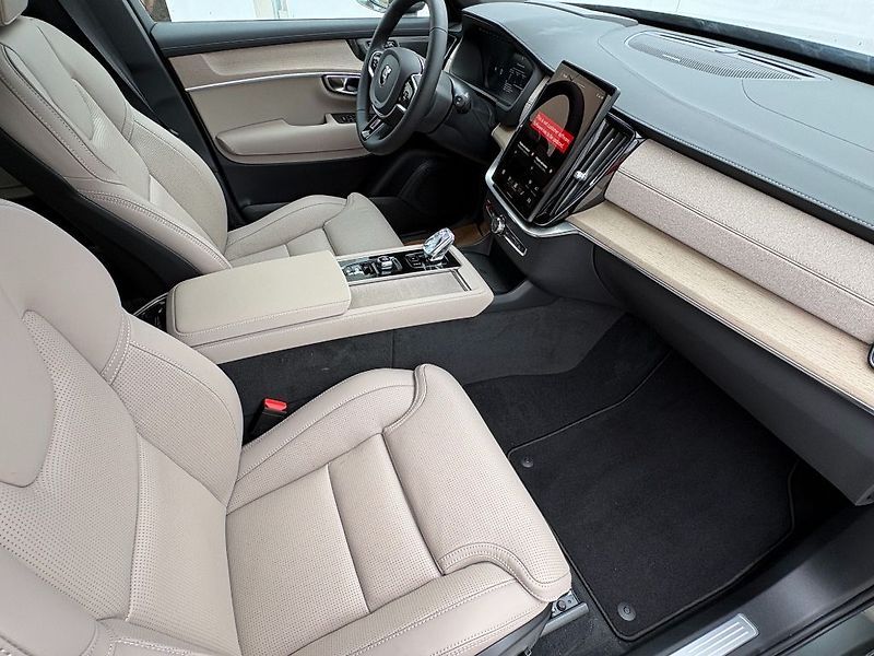 Volvo XC90 Plus Bright T8 299kW - fotka 16 z 26