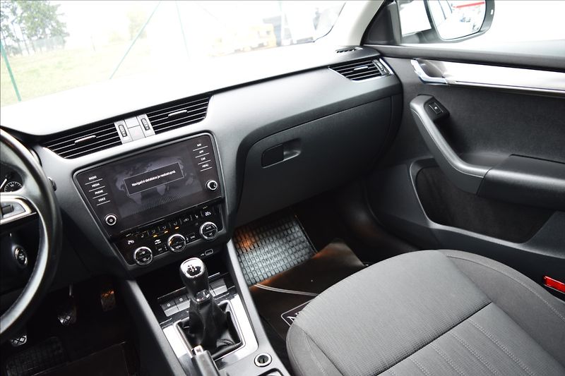 Škoda Octavia 1,6 TDI 85kw ALU KLIMA TAŽNÉ - fotka 20 z 48
