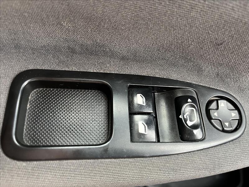 Peugeot Expert Tepee 2,0 HDi 8.MÍST KLIMA NAVIGACE - fotka 30 z 42