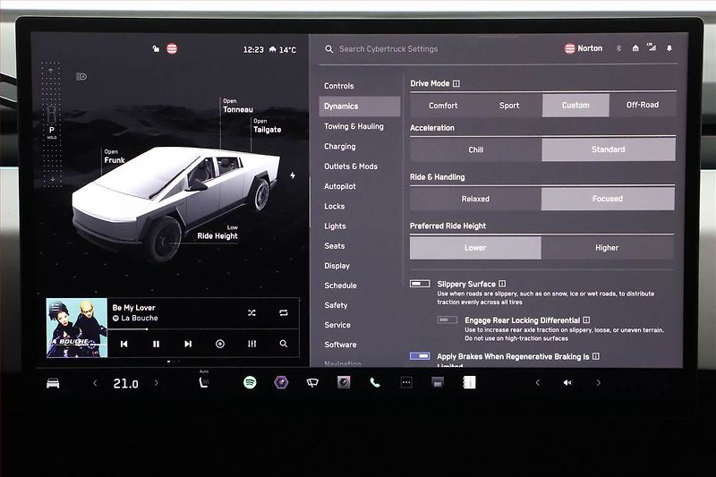 Tesla Cybertruck (2024) Dual Motor AWD - fotka 16 z 30