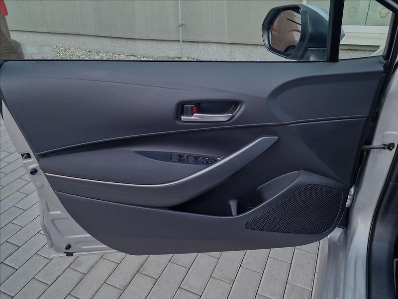 Toyota Corolla 1.8 Hybrid Comfort,ČR ,1.Maj. - fotka 34 z 48