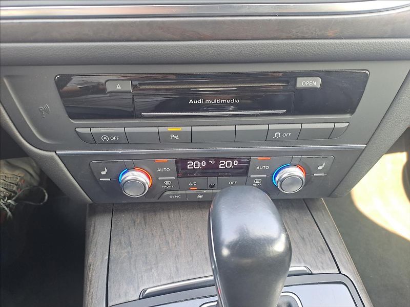 Audi A6 Avant 3,0 TDI QUATTRO S line A - fotka 17 z 20