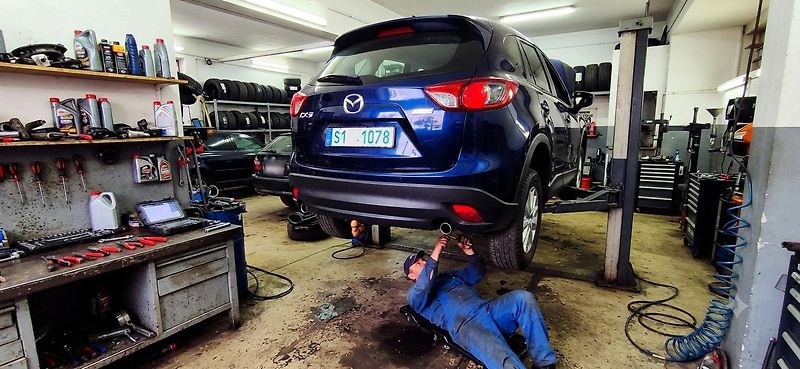 Mazda CX-5 2.0 benzin 121 kw Rezervace - fotka 35 z 37