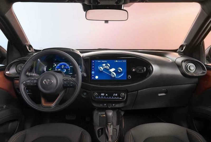Aygo X s hybridem se již vyrábí. Na trh vstoupí na přelomu roku.
