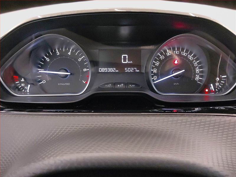 Peugeot 2008 (2019) 1.2 PureTech, Tempomat - fotka 11 z 17
