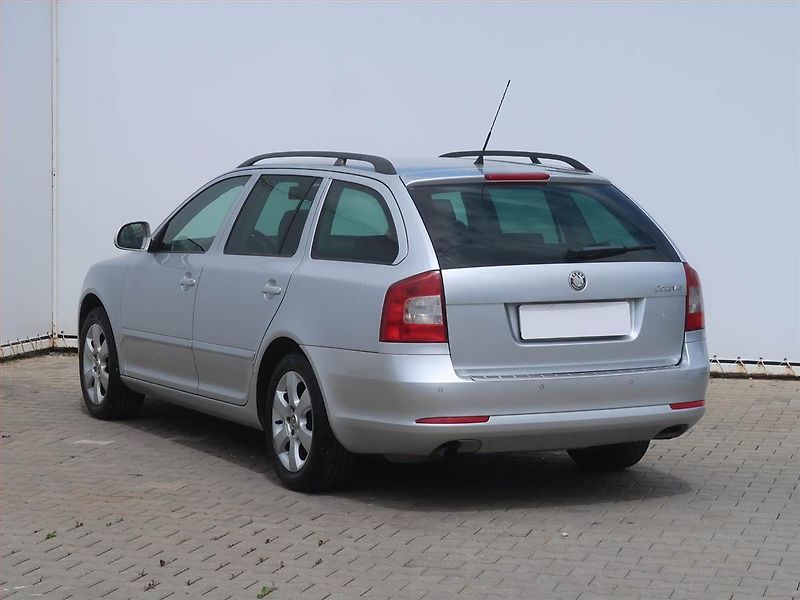 Škoda Octavia (2010) Ambiente 1.2 TSI, Serv.kniha - fotka 4 z 16