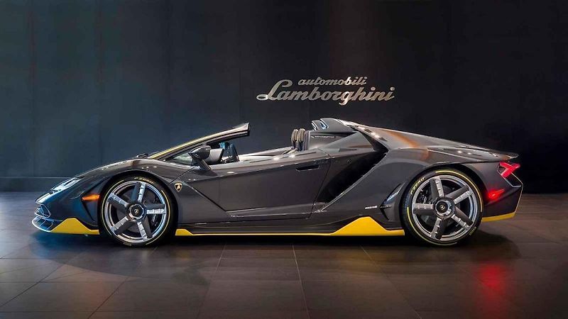 Rozbalování vzácného supersportu Lamborghini Centenario Roadster.