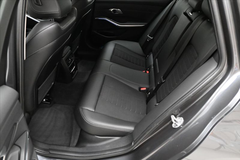 BMW Řada 3 2,0 320d 140 kW STEPTRONIC Zár - fotka 14 z 31