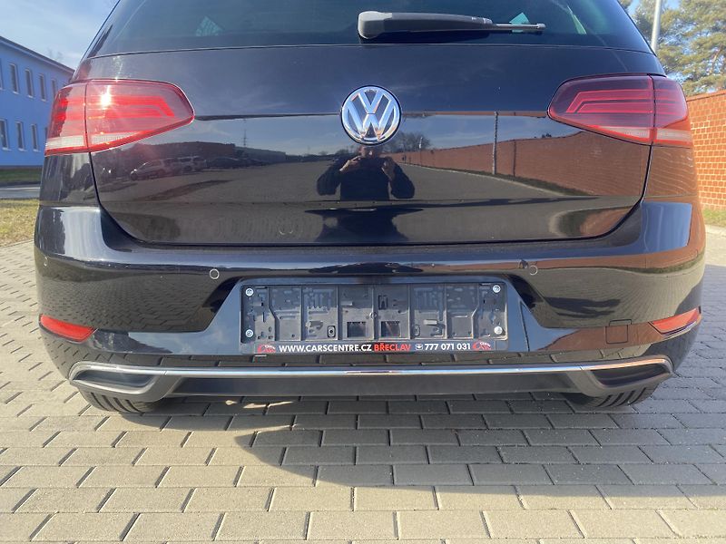 Volkswagen Golf 1.6TDi,PLNÁ VÝB.SUPER STAV!! - fotka 14 z 48