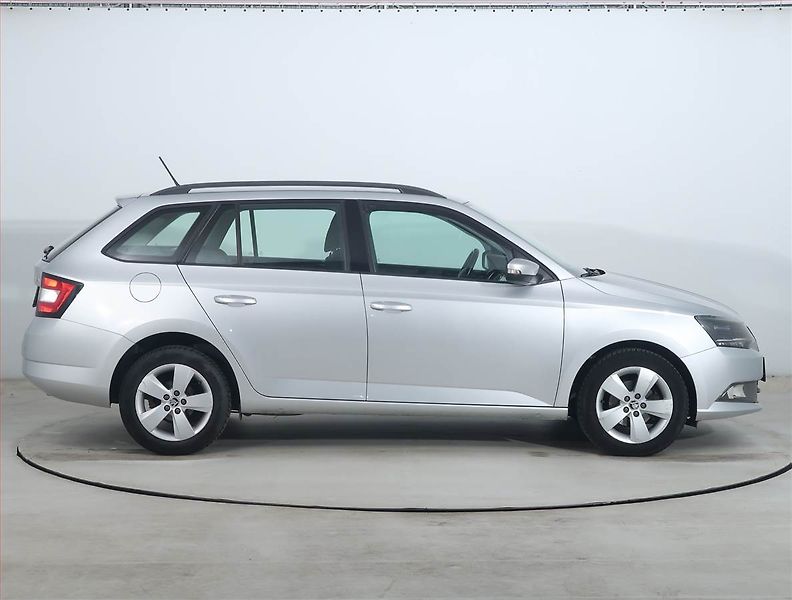 Škoda Fabia (2017) 1.0 TSI, Park. senzory - fotka 6 z 19