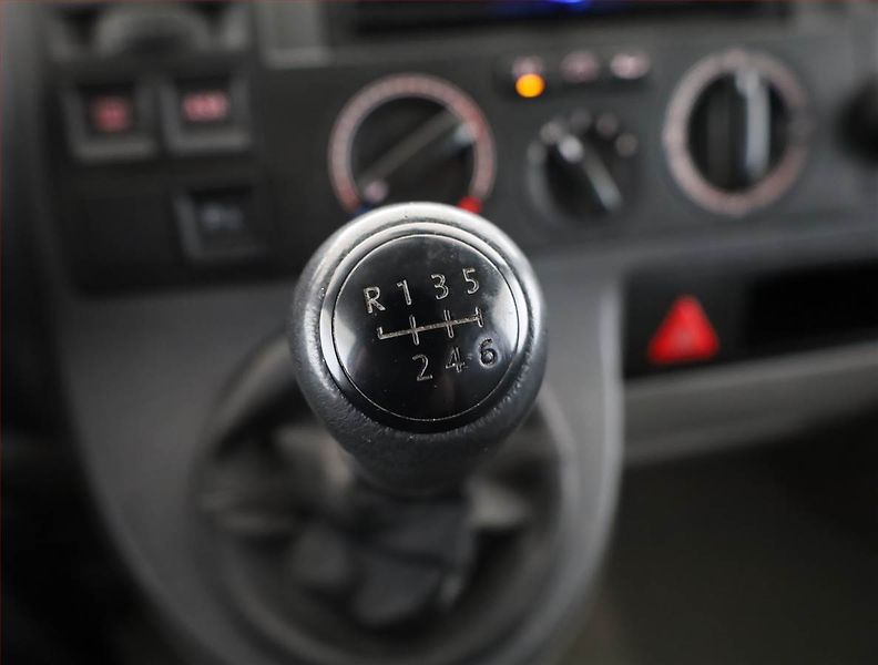 Volkswagen Transporter (2003) 2.5 TDI, Bus, 7Míst, 1Maj - fotka 9 z 13
