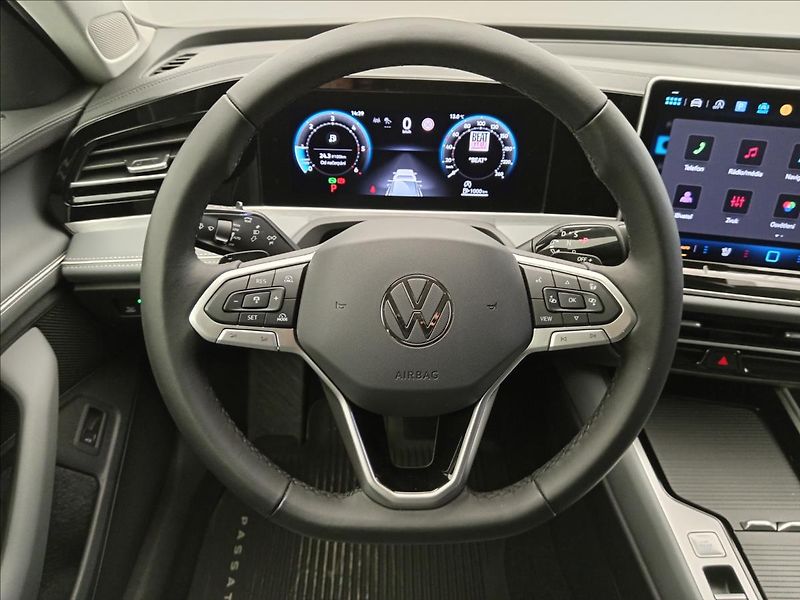 Volkswagen Passat 2,0 Elegance  TDI - fotka 16 z 19