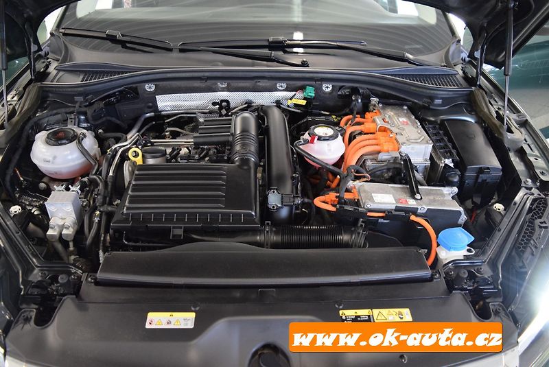 Škoda Superb 1.4 TSI iV DSG 160 kW PRAV.SER - fotka 57 z 63