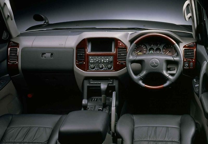 Mitsubishi Pajero při mezigeneračním setkání.