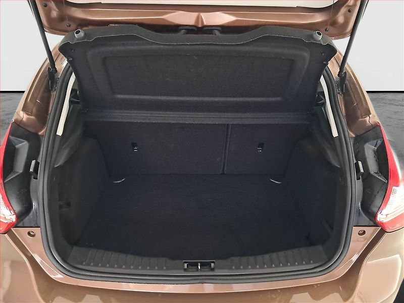 Ford Focus (2013) 1.0 EcoBoost, Tempomat - fotka 13 z 19