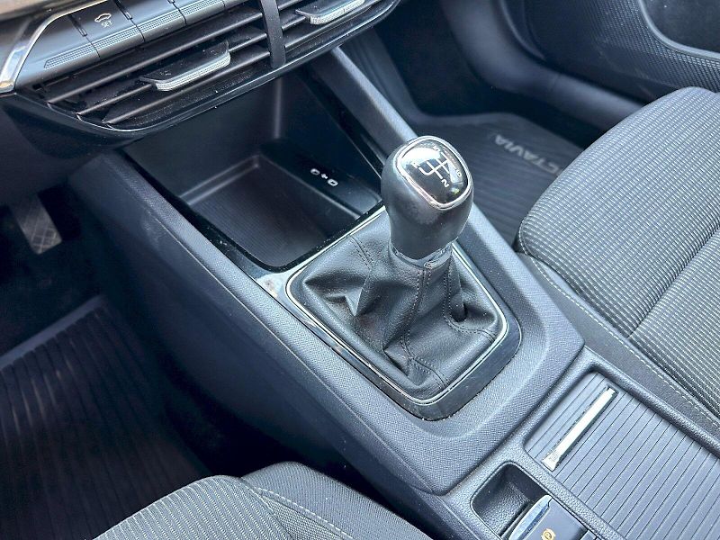 Škoda Octavia (2022) 2.0 TDI 85kW Ambition Combi - fotka 17 z 23
