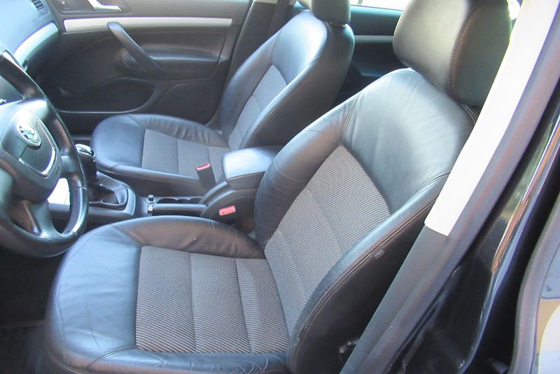 Škoda Octavia 1.6 TDI AUT. KLIMA NAVI TAŽNÉ - fotka 14 z 30