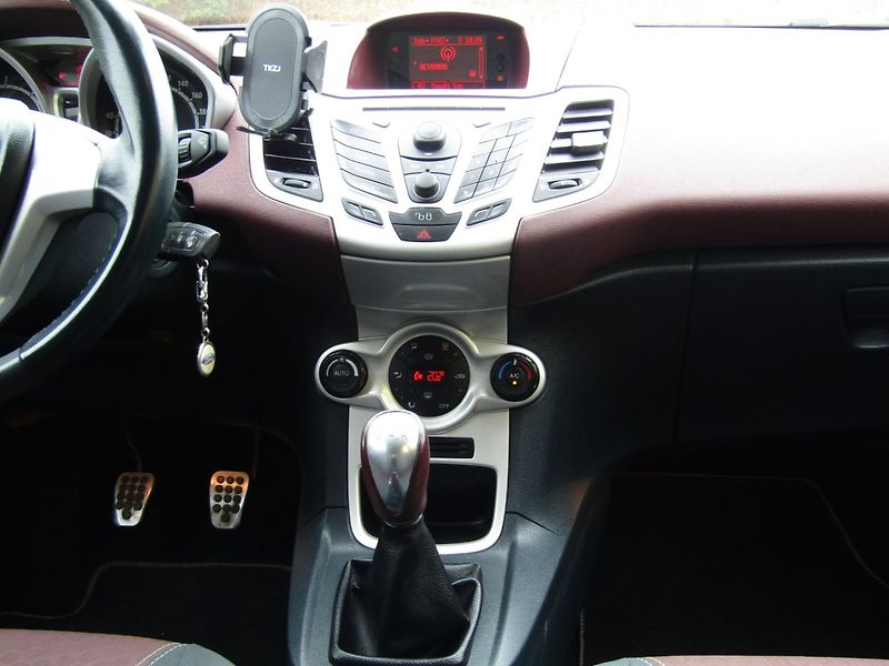 Ford Fiesta (2009) 1.6 TDCi 66kW - fotka 17 z 34