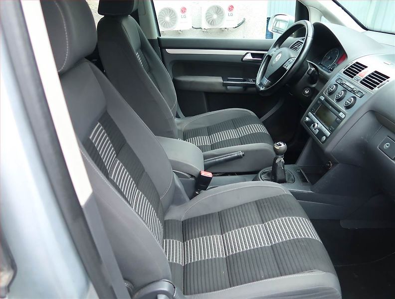 Volkswagen Touran (2007) 1.9 TDI, 7 míst, po STK, Tažné - fotka 9 z 17