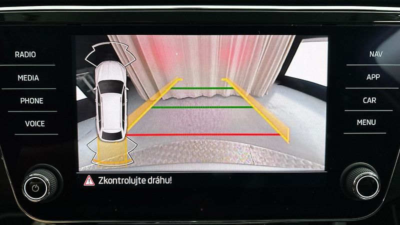 Škoda Superb 2.0 TDI DSG Style Combi - fotka 12 z 31