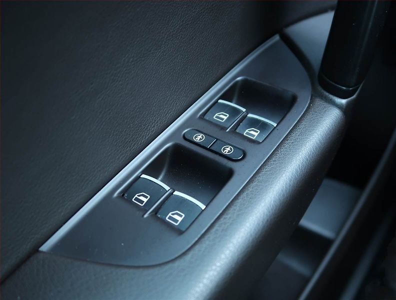 Volkswagen Touareg (2010) 3.0 TDI, 4X4, Automat, Navi - fotka 15 z 21