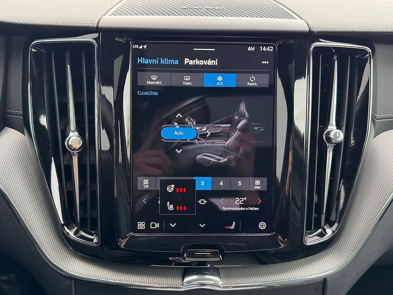 Volvo XC60 T8 ULTRA BLACK EDITON ,335 kW - fotka 18 z 23