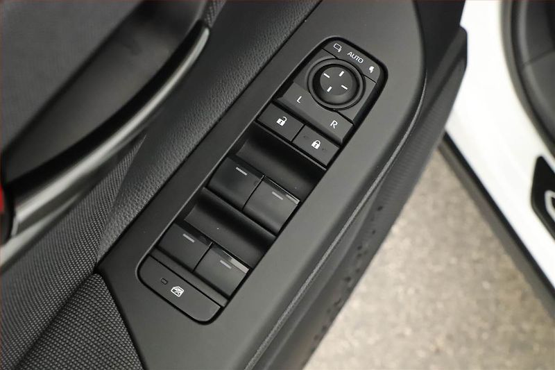 Toyota C-HR (2025) 2.0 Plug-in - fotka 9 z 20