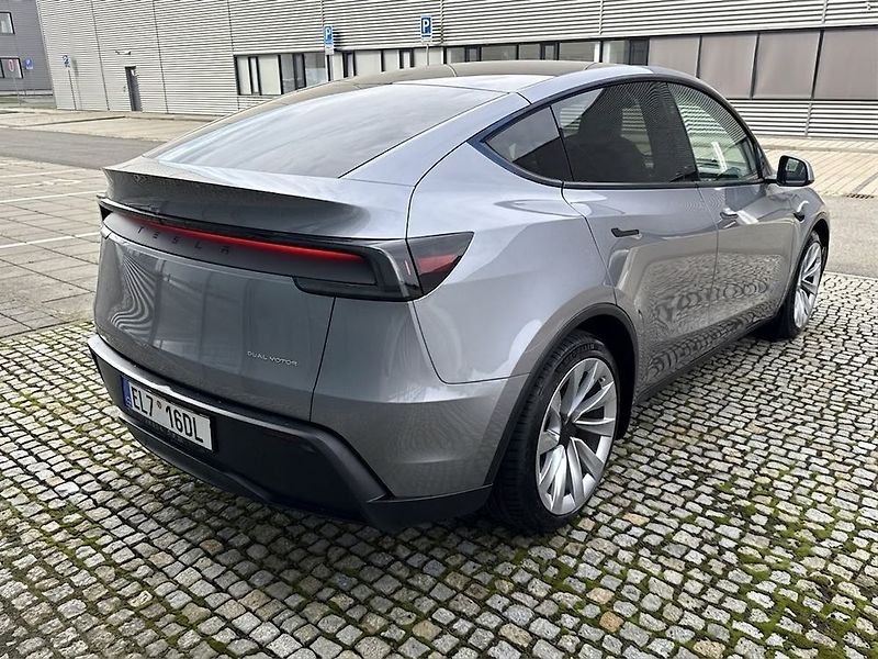 Tesla Model Y (2025) - fotka 4 z 76