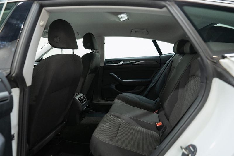 Volkswagen Arteon 2.0 TDI DSG  R-Line 110 kW - fotka 9 z 29