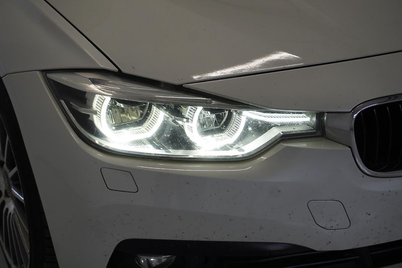 BMW Řada 3 320i 135kW AUTOMAT - fotka 4 z 27
