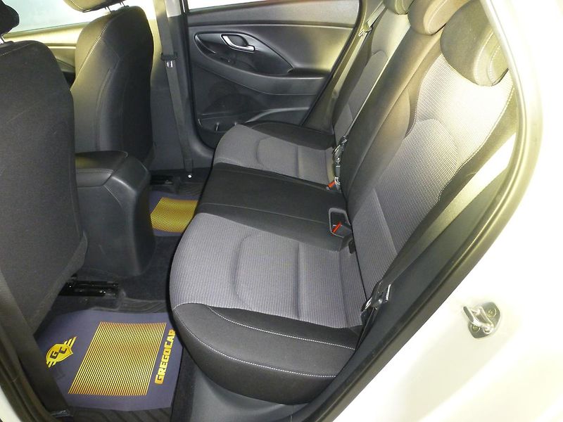 Hyundai i30 (2021) 1,6CRDI*ALU*AC**PARK.S**KAMERA - fotka 14 z 30