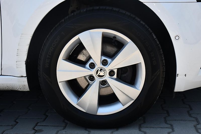 Škoda Octavia 1.5TSi 110kW DSG NAV KESSY - fotka 48 z 52