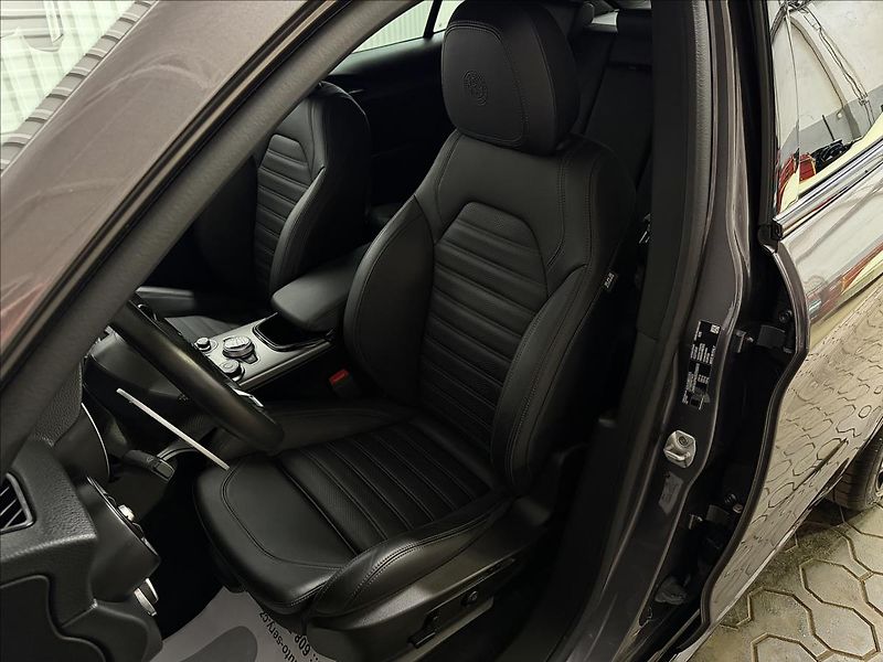 Alfa Romeo Stelvio VELOCE 206kW Q4 PANO LED R21 - fotka 32 z 41