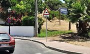 Jihošpanělské město La Cala de Mijas a dopravní výstražná značka upozorńující na divočáky v ulicích.