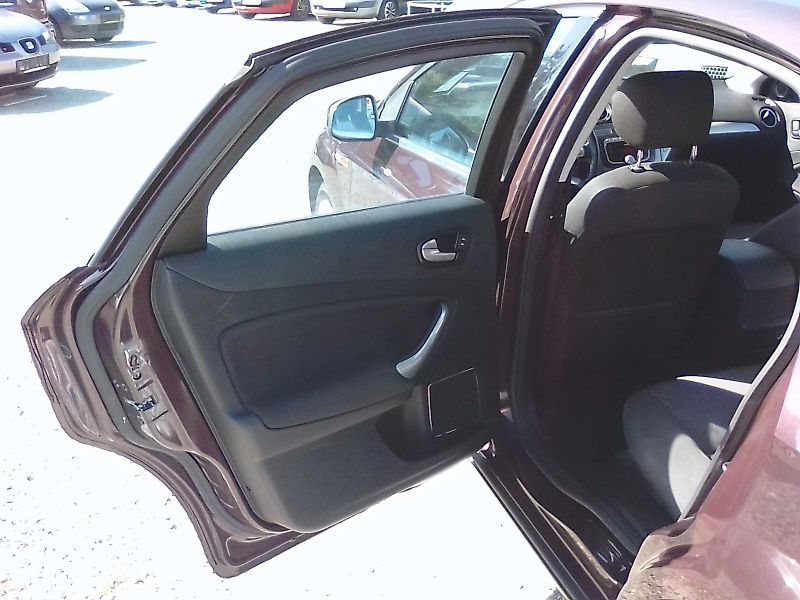 Ford Mondeo (2009) 2.0i 16V Titanium, ser. knížka - fotka 26 z 32