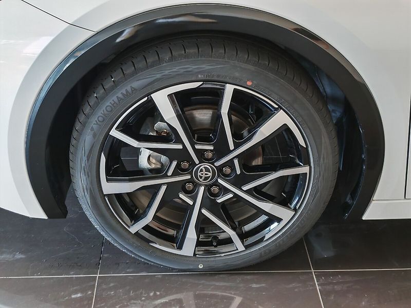 Toyota Prius 2.0 Plug-in Hybrid Prestige - fotka 37 z 38