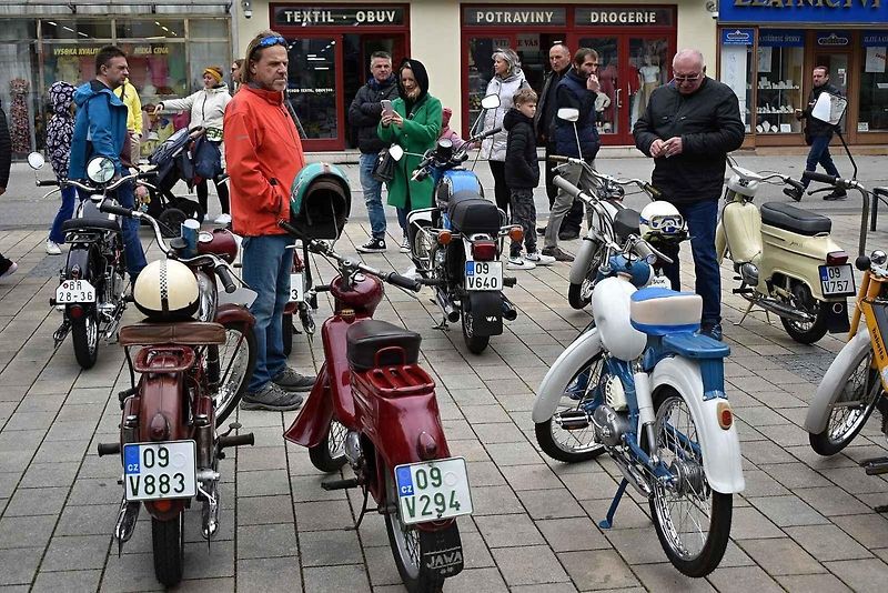 Tradiční sraz autoveteránistů na náměstí T. G. Masaryka v Prostějově. 18. května 2025