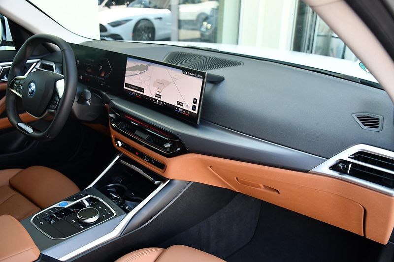 BMW i4 eDrive35 FACELIFT 3L-ZÁRUKA 1M - fotka 18 z 45