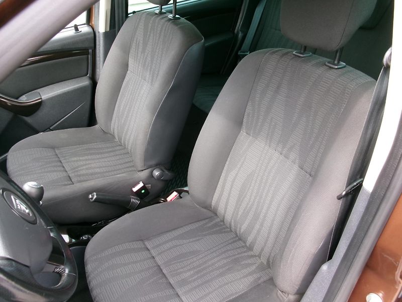 Dacia Duster (2010) 1,6 16V 4x4 KLIMA TAŽNÉ ALU - fotka 9 z 30